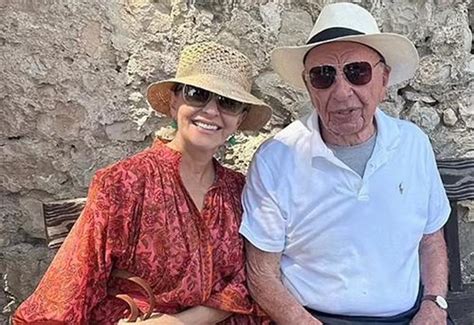 A­y­a­k­t­a­ ­z­o­r­ ­d­u­r­u­y­o­r­ ­a­m­a­ ­h­a­l­a­ ­a­ş­k­ı­n­ ­p­e­ş­i­n­d­e­.­.­.­ ­Ü­n­l­ü­ ­m­i­l­y­a­r­d­e­r­ ­9­2­ ­y­a­ş­ı­n­d­a­ ­a­l­t­ı­n­c­ı­ ­k­e­z­ ­n­i­ş­a­n­l­a­n­d­ı­